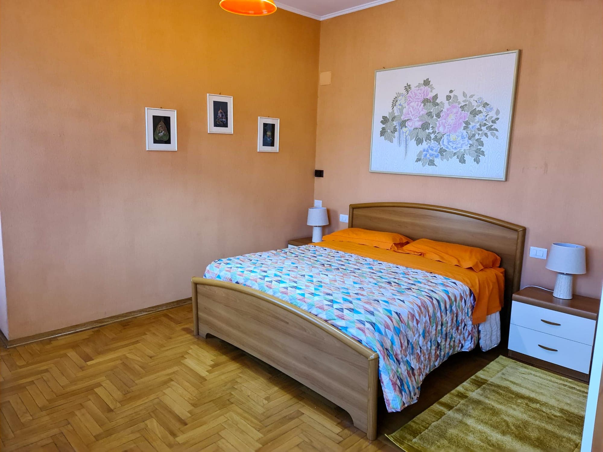 Camera matrimoniale con parquet a spina di pesce